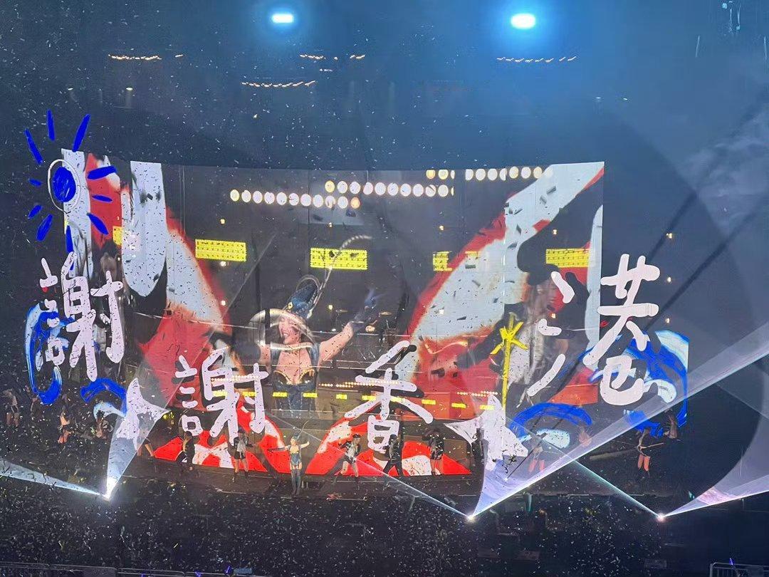 ALin演唱会隐藏主角提词器ALin学粤语用谐音belike我本人A-Lin香港