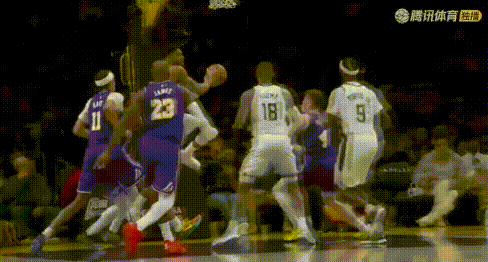 又黑我詹——场边谁又在比走步？
这球确实有嫌疑，他收球后脱手就看能否用漏接球解释