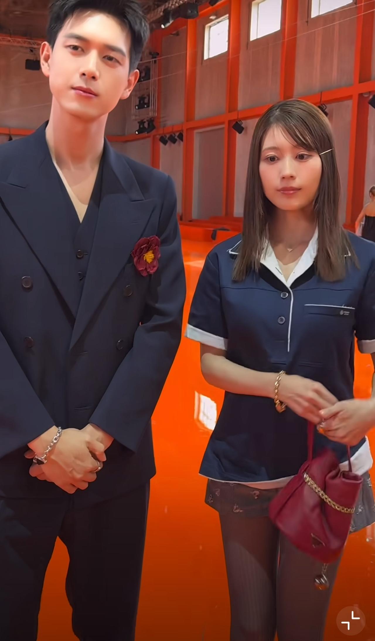 李现和日本女星有村架纯合影。
好像是李现参加某品牌活动，正好有有村架纯也参加了，