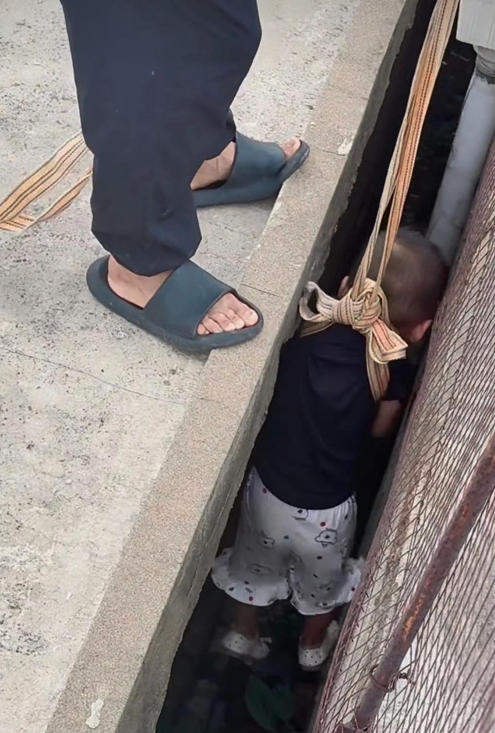 小女孩勇敢又善良，主动伸出援手救下被困的小狗。
孩童的善意最纯粹，眼里见不得弱小