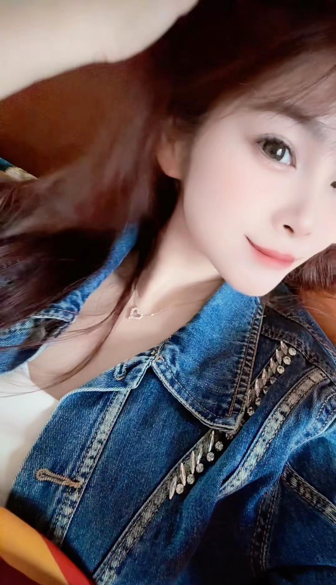 一个男人有点社会阅历 不会不明白对女孩子表达诚意需要付出真金白银和礼物