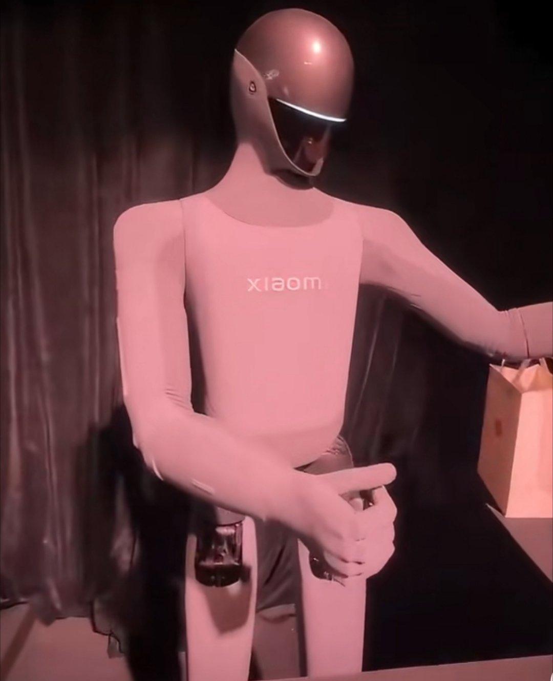 小米新款机器人小米机器人这次真🐮🐮别人都在秀花活，它直接去工厂拧螺丝，90.