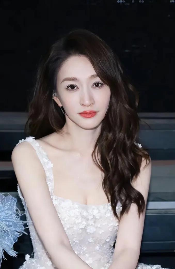 面相是不会骗人的，
李小冉就是个例子，
她这样的样貌，按老一辈的说法，一看就是个
