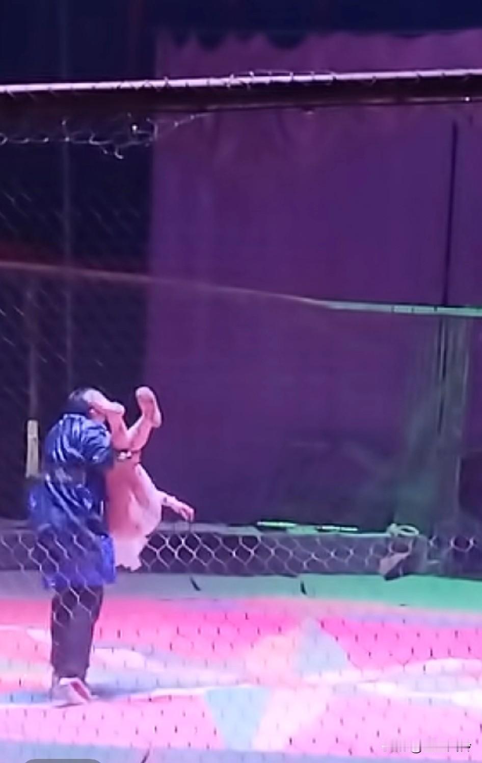 出现差错，演员掉下来了，看样子小腿骨折了，这个行业最危险的，影子组合就是例子
为