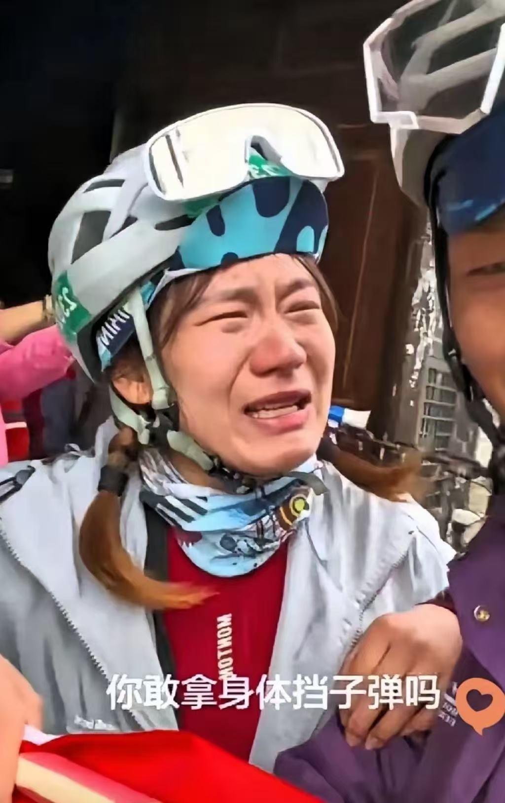 5月7日，四川泸定桥上，游客陈雨看着脚下翻滚的激流，突然哽咽着问丈夫：“你敢拿身