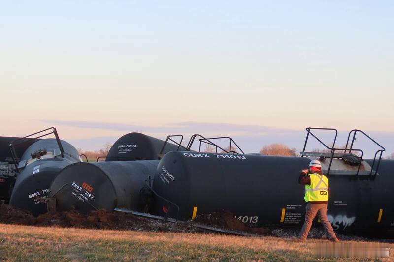 【美国货运列车发生严重脱轨事故 31节车厢翻覆 熔融硫磺泄漏引发火灾】海外新鲜事