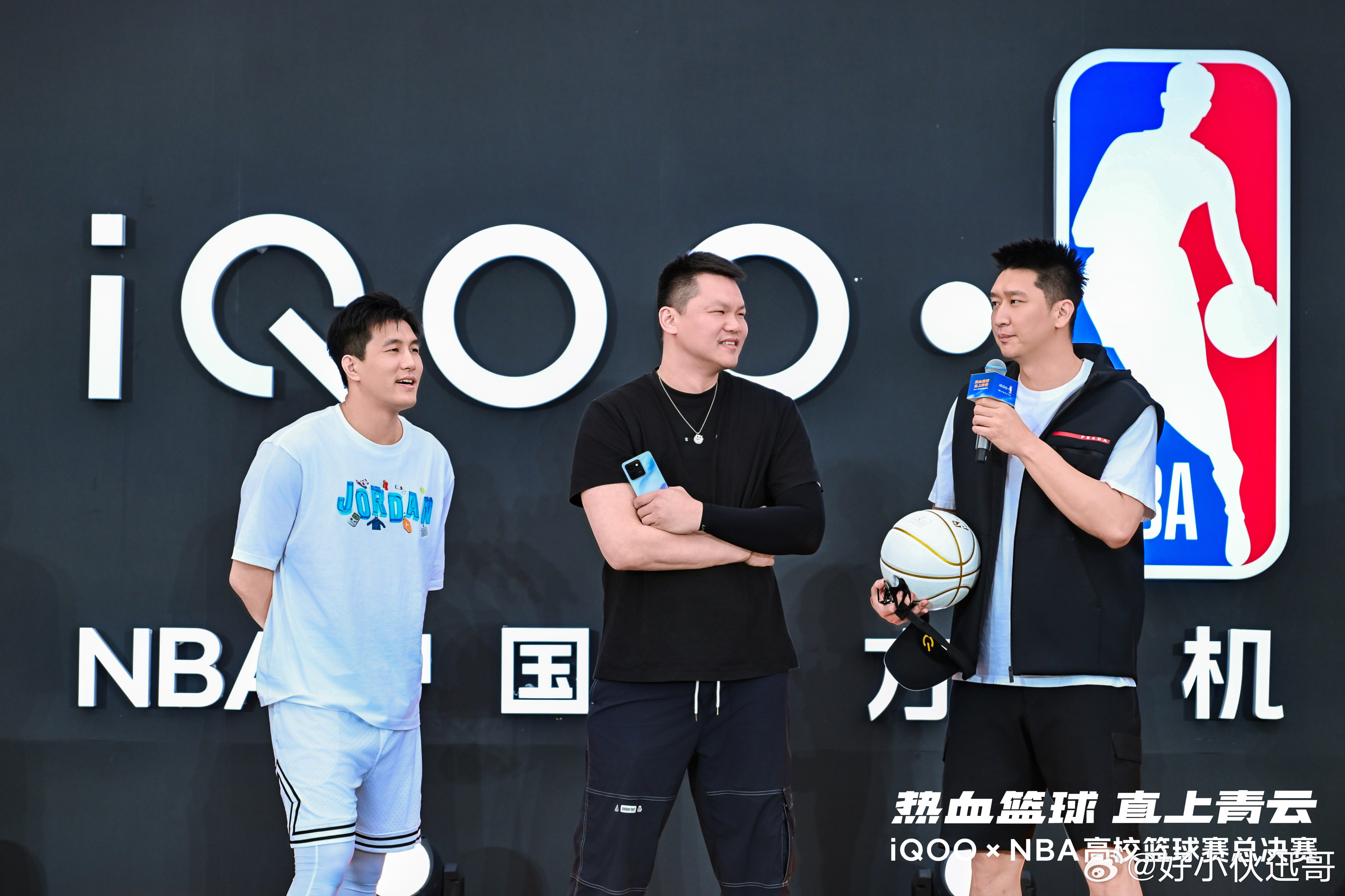 iQOOxNBA高校篮球赛孙悦作为神秘嘉宾，他竟然混在观众中看演出，戴了一副黑眼