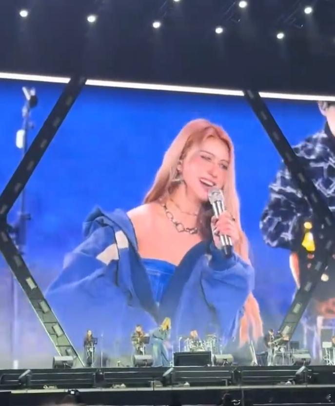 薛凯琪被冻出音效 家人们快瞧！昨晚薛凯琪在个位数气温穿牛仔抹胸登台，talk时“