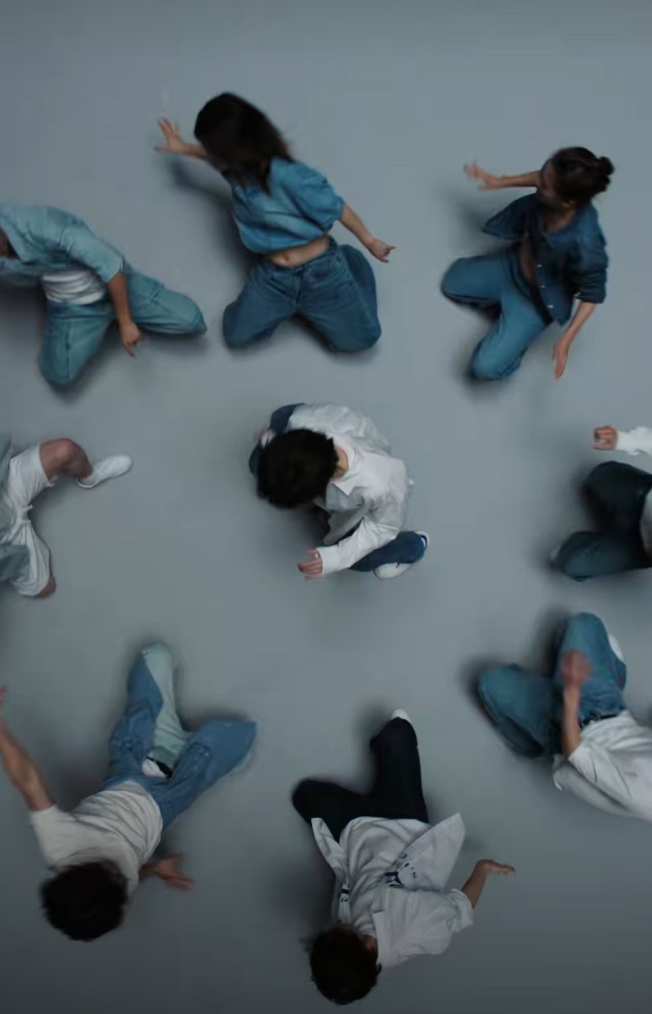 这个舞姿我也会啊！围在成毅周围的不能是我吗