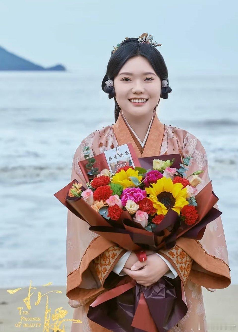 折腰 30岁的李雪琴在《折腰》里成搞笑担当啦！她饰演的小桃虽是丫鬟，却凭借“最强