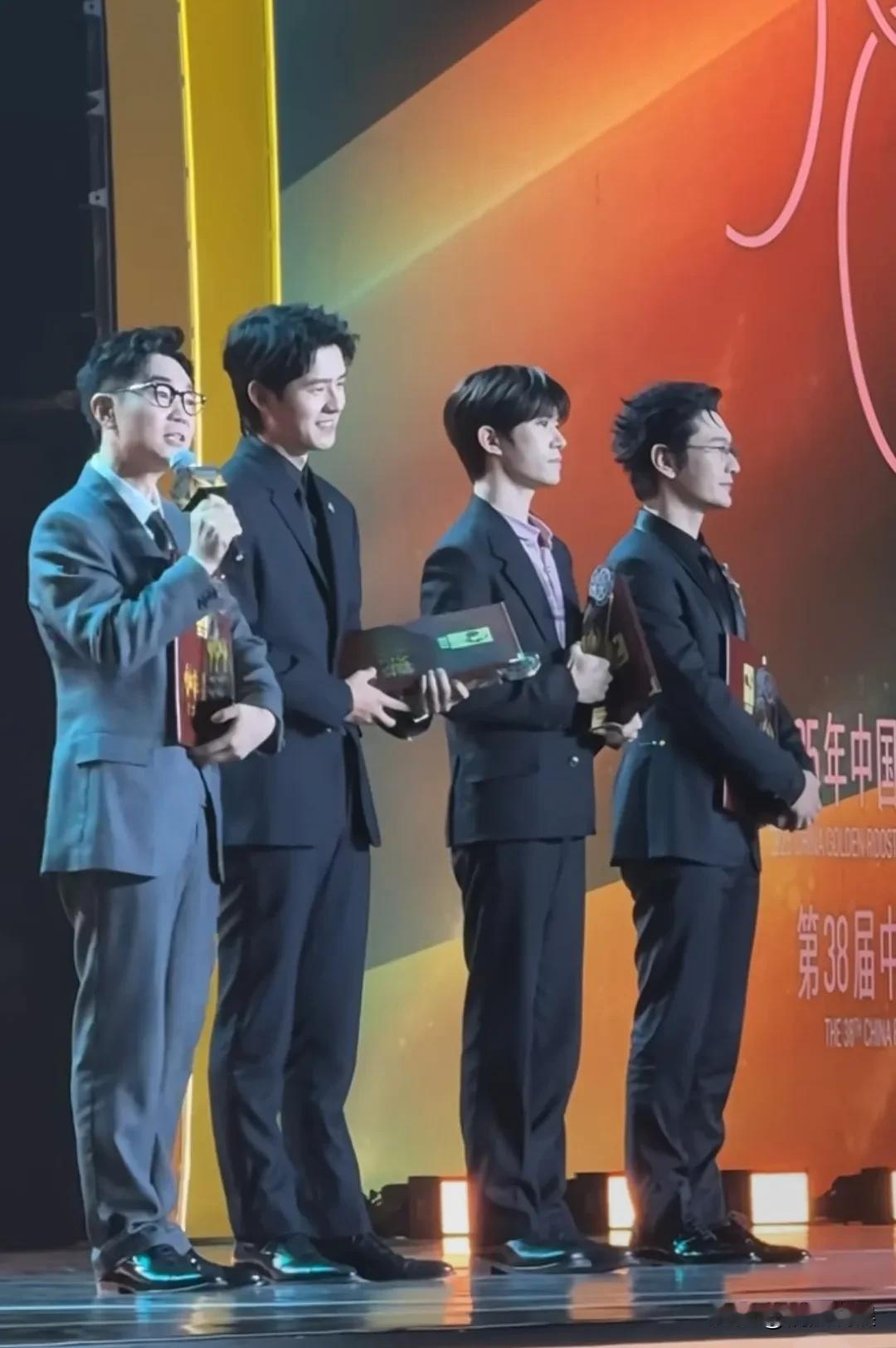 金鸡百花奖最佳男主提名，感觉组委会真的是雨露均沾啊。
黄晓明70后，大鹏80后，