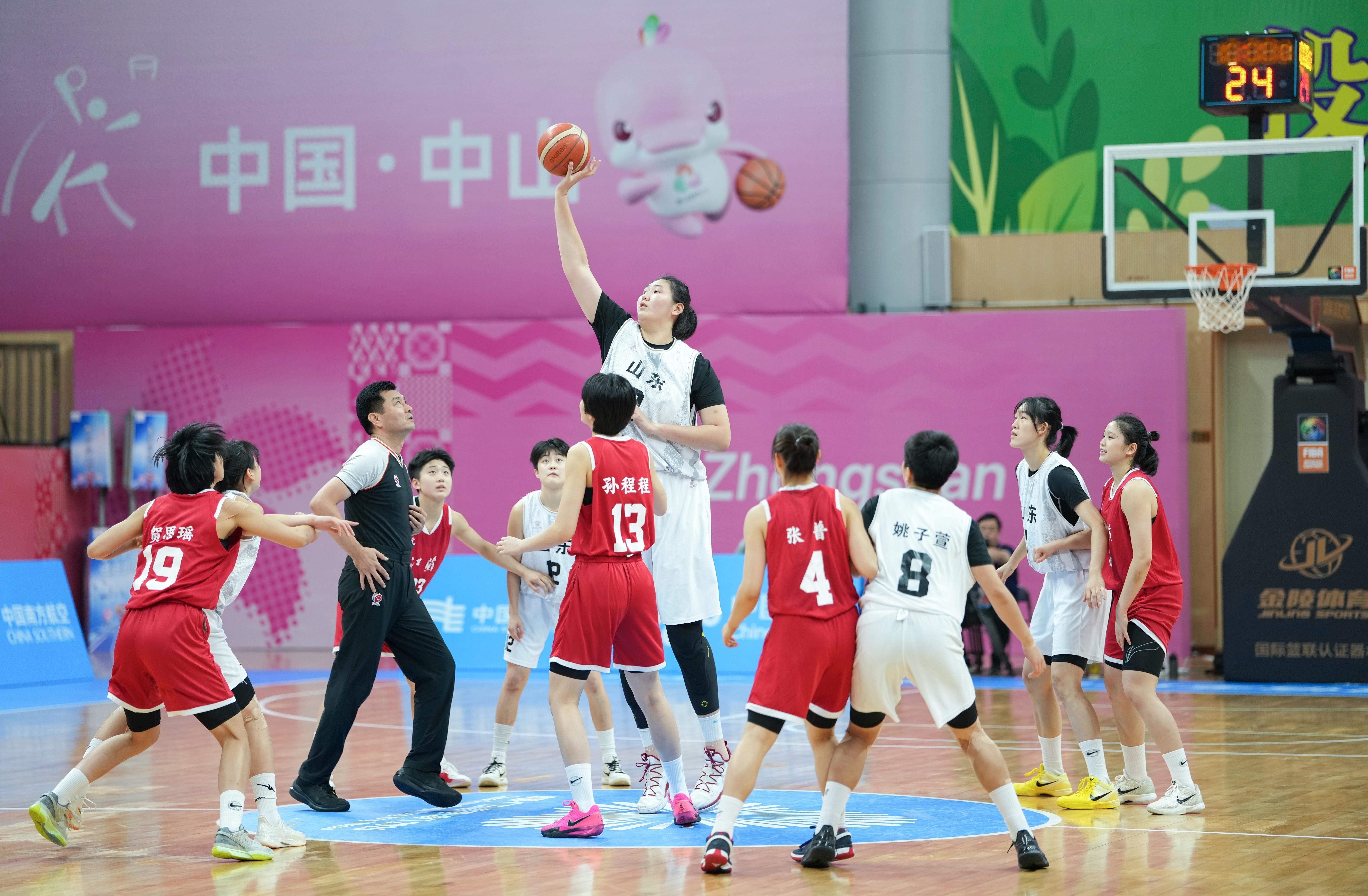 女子篮球18岁以下组决赛中，山东队以96比73战胜江苏队，夺得该项目金牌。身高2