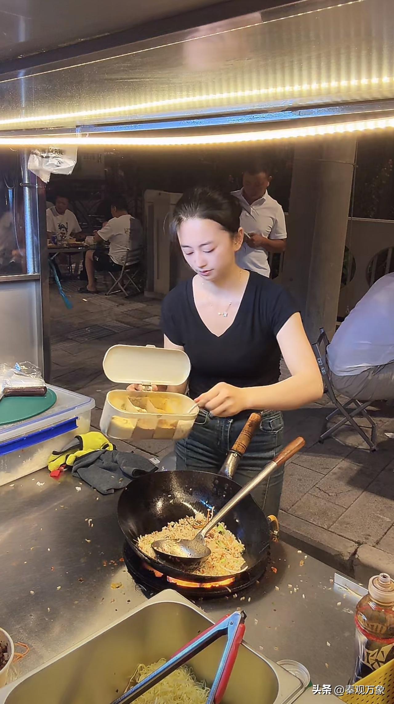 夜市炒面，虽然味道一般，但生意巨好！你知道为什么吗？