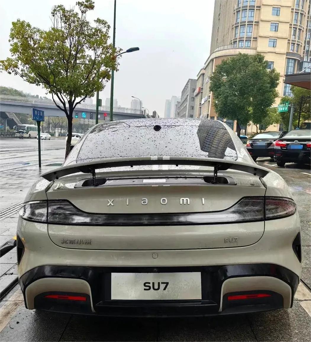 我发现
xiaomi汽车其实真正厉害的并不是673p的马力
更不是2.78秒的成