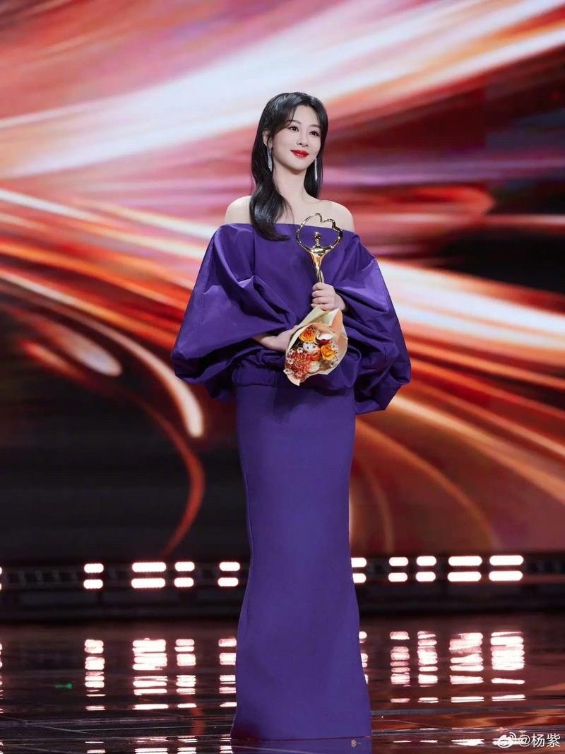 杨紫抱葫芦送福禄 不得不说杨紫真是越来越有梗了，出席活动不仅送福禄，还分享护发秘