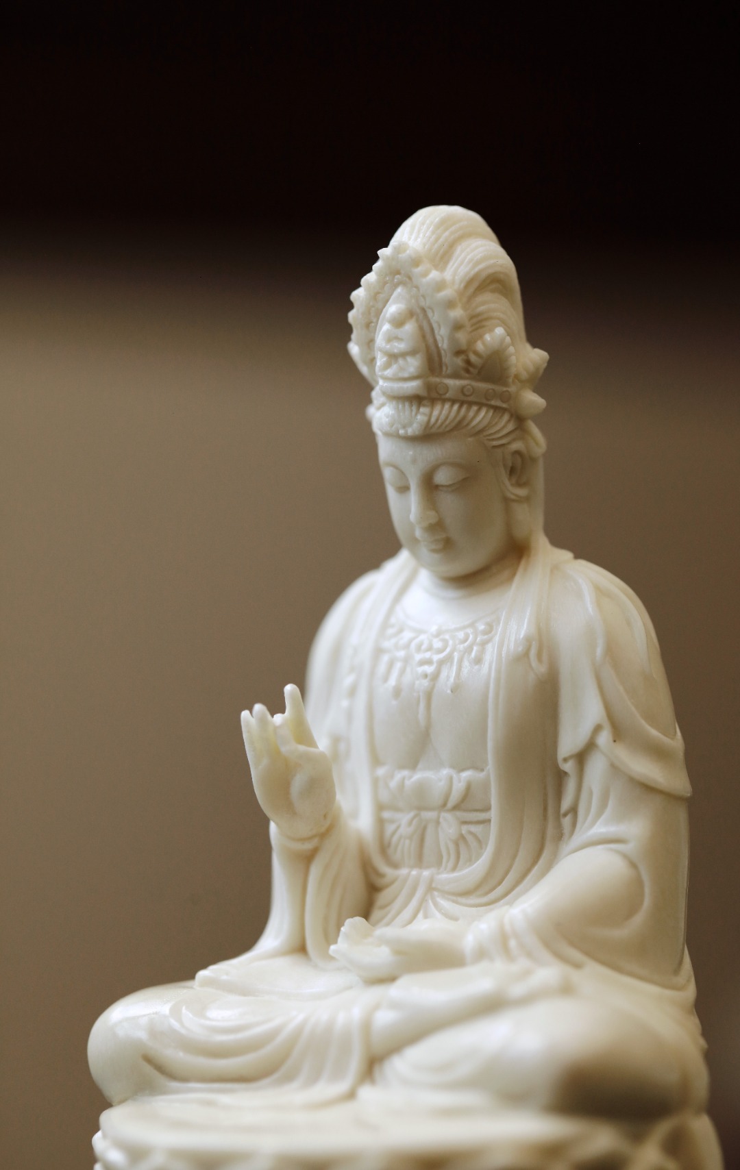 鹿角 | 唐式观音手雕自在观音，形神兼备，神情尤妙，颔首垂眸如观众生。衣带轻灵，