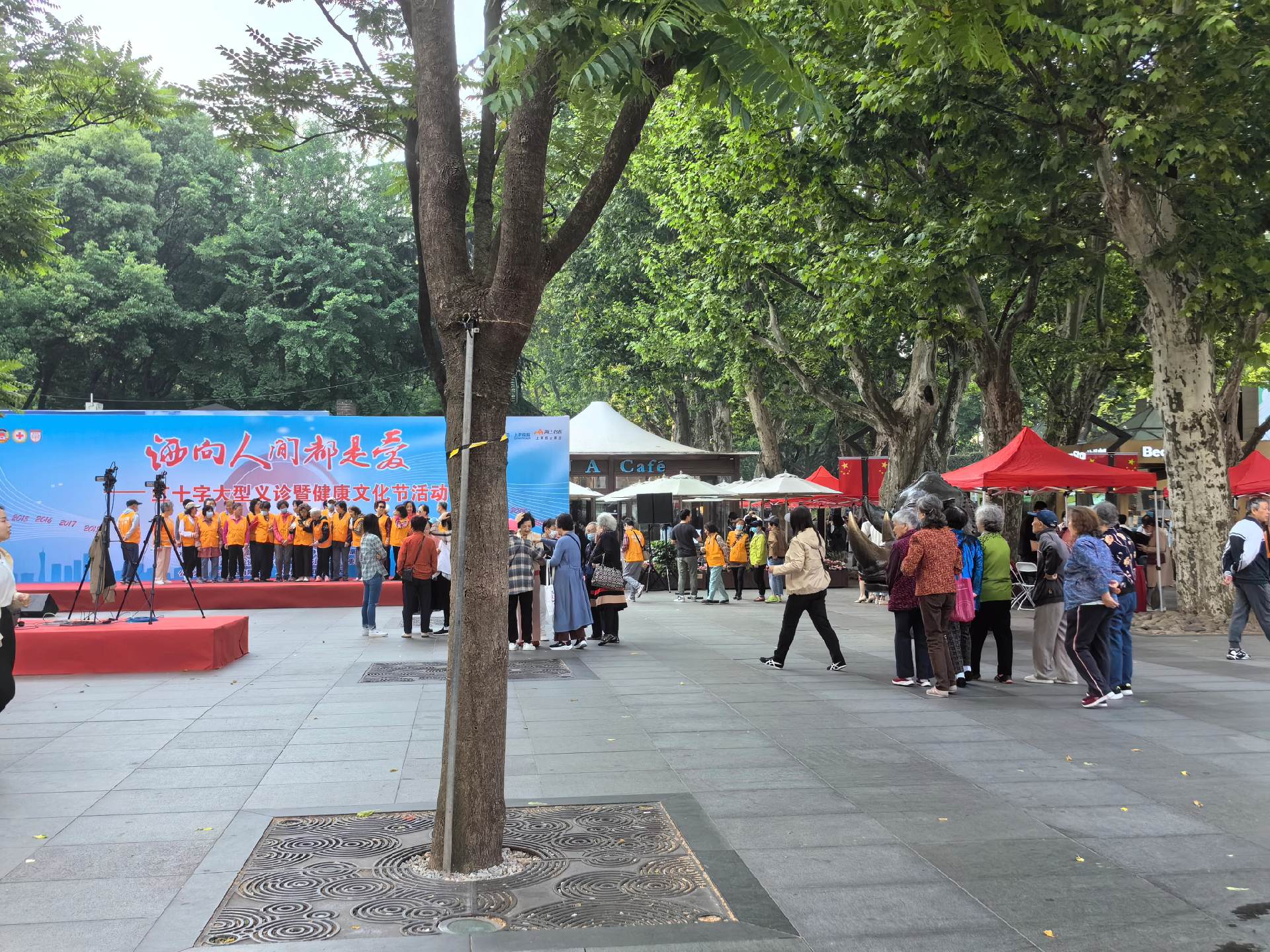 本周三参加上海市医师协会组织的义诊。