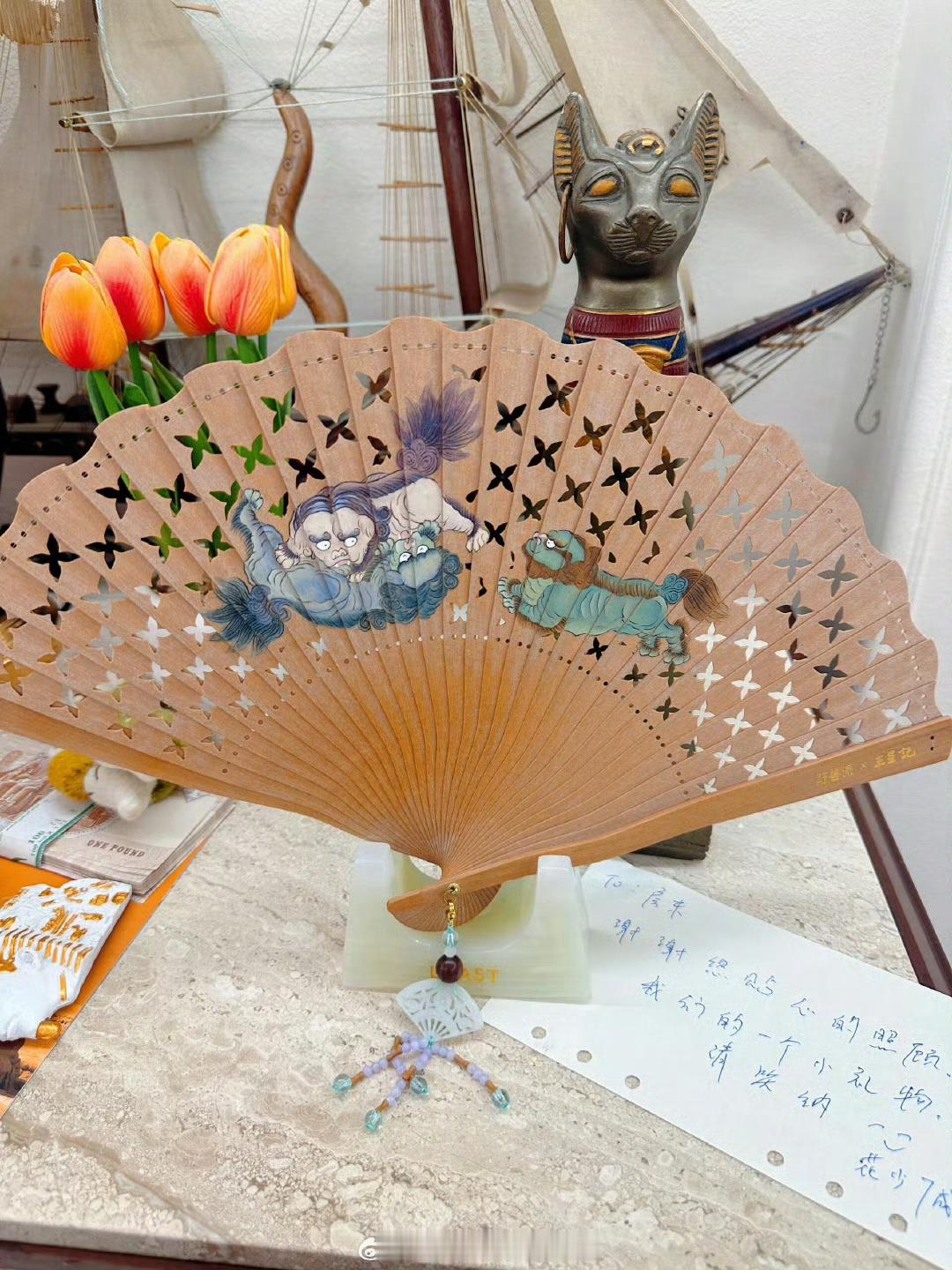 龚俊在埃及开罗录制《花少7》住宿结束后，给客栈房东留言感谢，并且还送了他代言的野