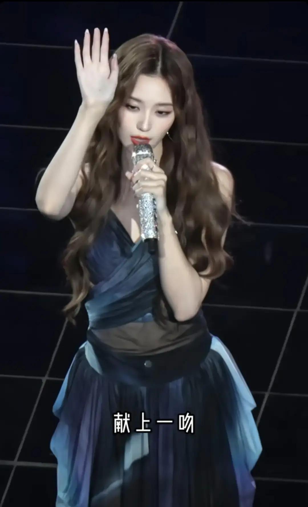 徐艺洋跨年唱歌被截出九宫格面瘫图，我盯着看了三遍，愣是没记住她唱的是啥，只记得那