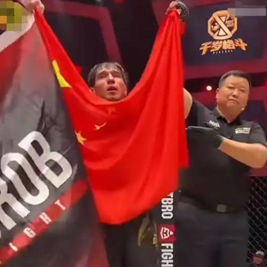 异国拳手披红旗，真情无界暖人心
 
近日JCK笼斗终极冠军赛上，塔吉克斯坦选手米