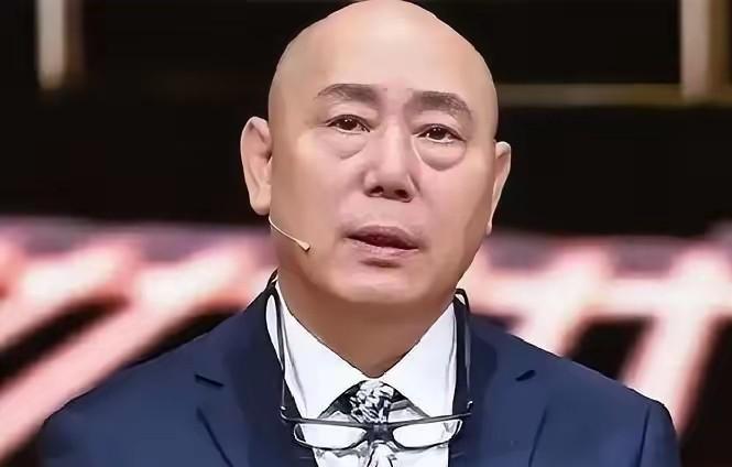 老戏骨李成儒前妻去世后他才痛哭，前妻30年住18平小屋终身未嫁带大儿子，临走没等