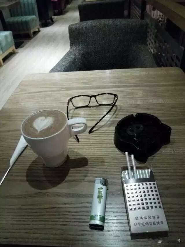 秋日生活打卡季这是张老照片，那年秋季，我出差在河南开封，四处闲逛之下，到了这家咖