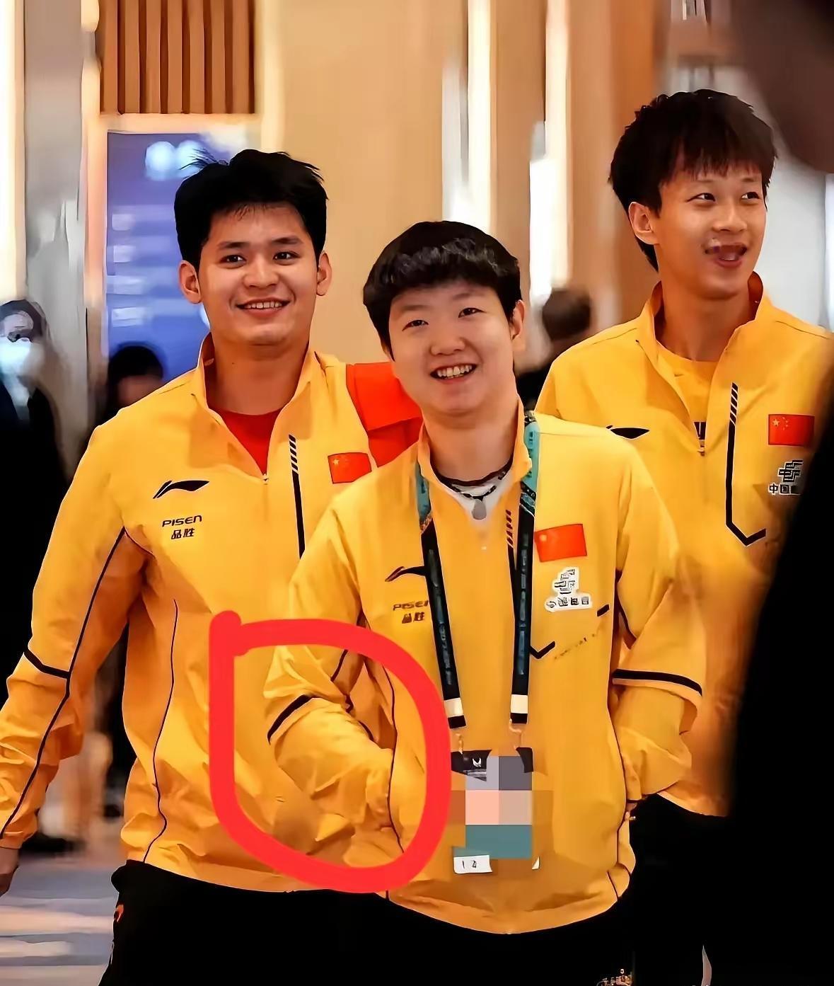 三位国乒选手同框：林诗栋疏眉朗目，笑容灿烂，丰神俊逸；林高远头发覆额，笑意粲然，