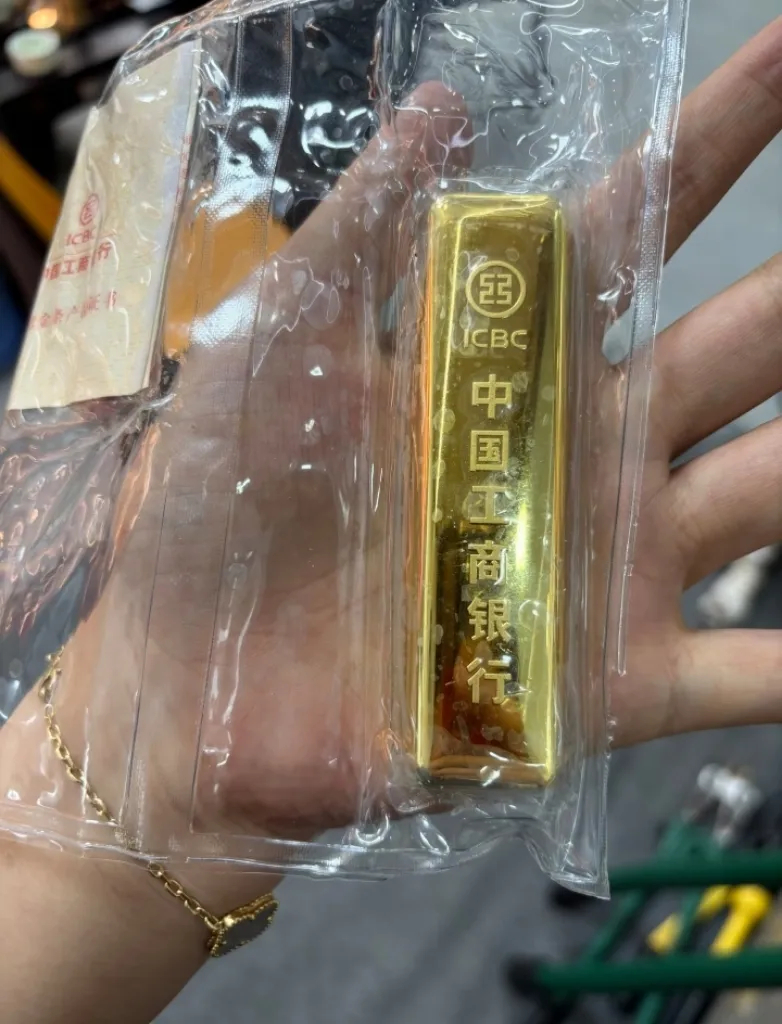 今天买到黄金的人，估计现在嘴都要笑歪了吧，昨天金价930一克，现在已经跌到了91