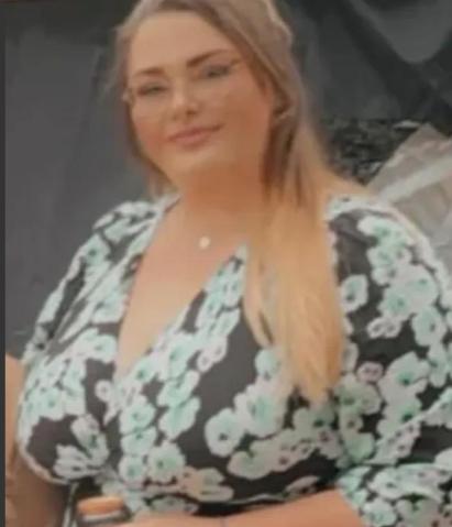 丰满巨乳！国外一个二十多岁女生，得了怪病，胸部疯长，大到离谱，天天被压得浑身疼，
