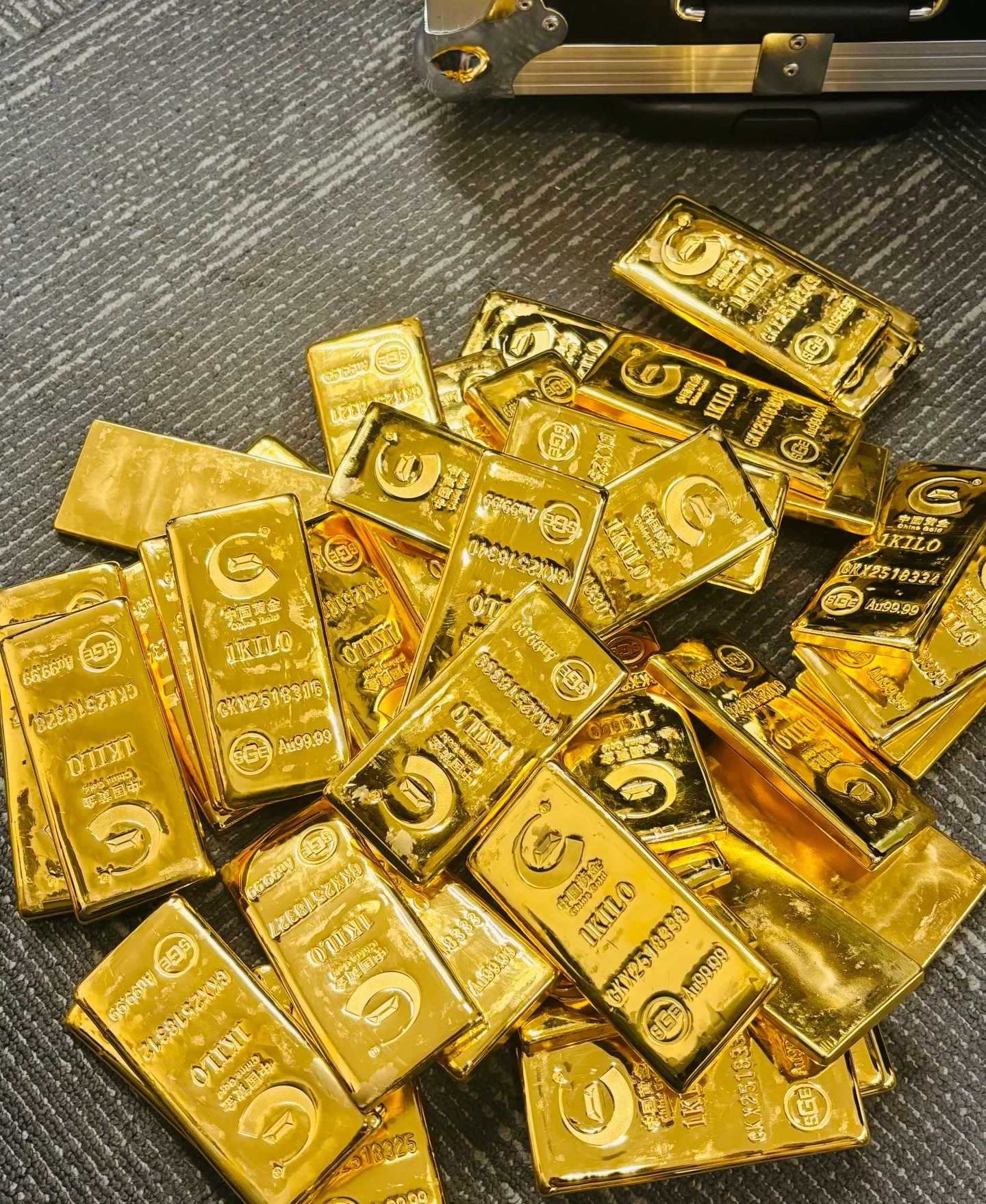 700多买的时候已经觉得很贵了，没想到现在1400了天啊，去年我妈想买个耳钉，我