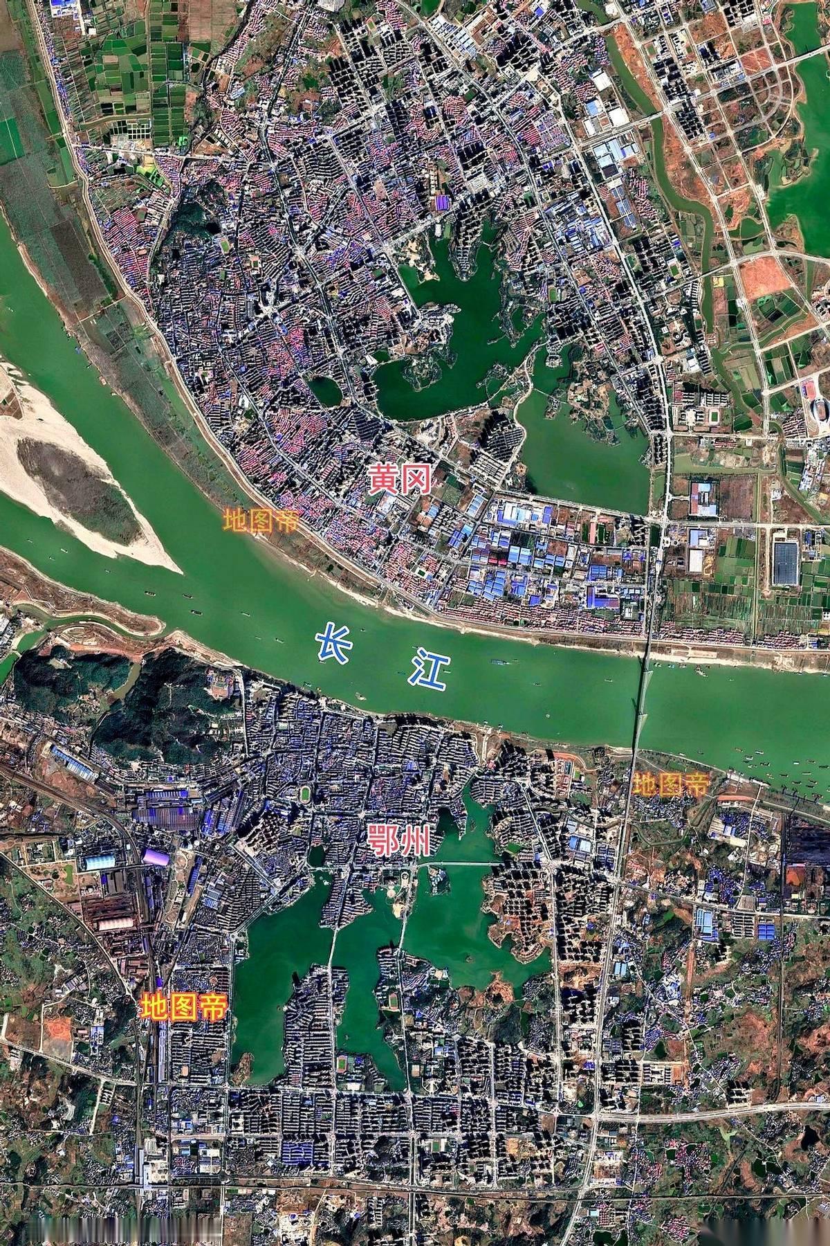 长江两岸，湖北黄冈和鄂州，两座城被一座桥连着。现在，一个大胆的想法正在悄悄流传：