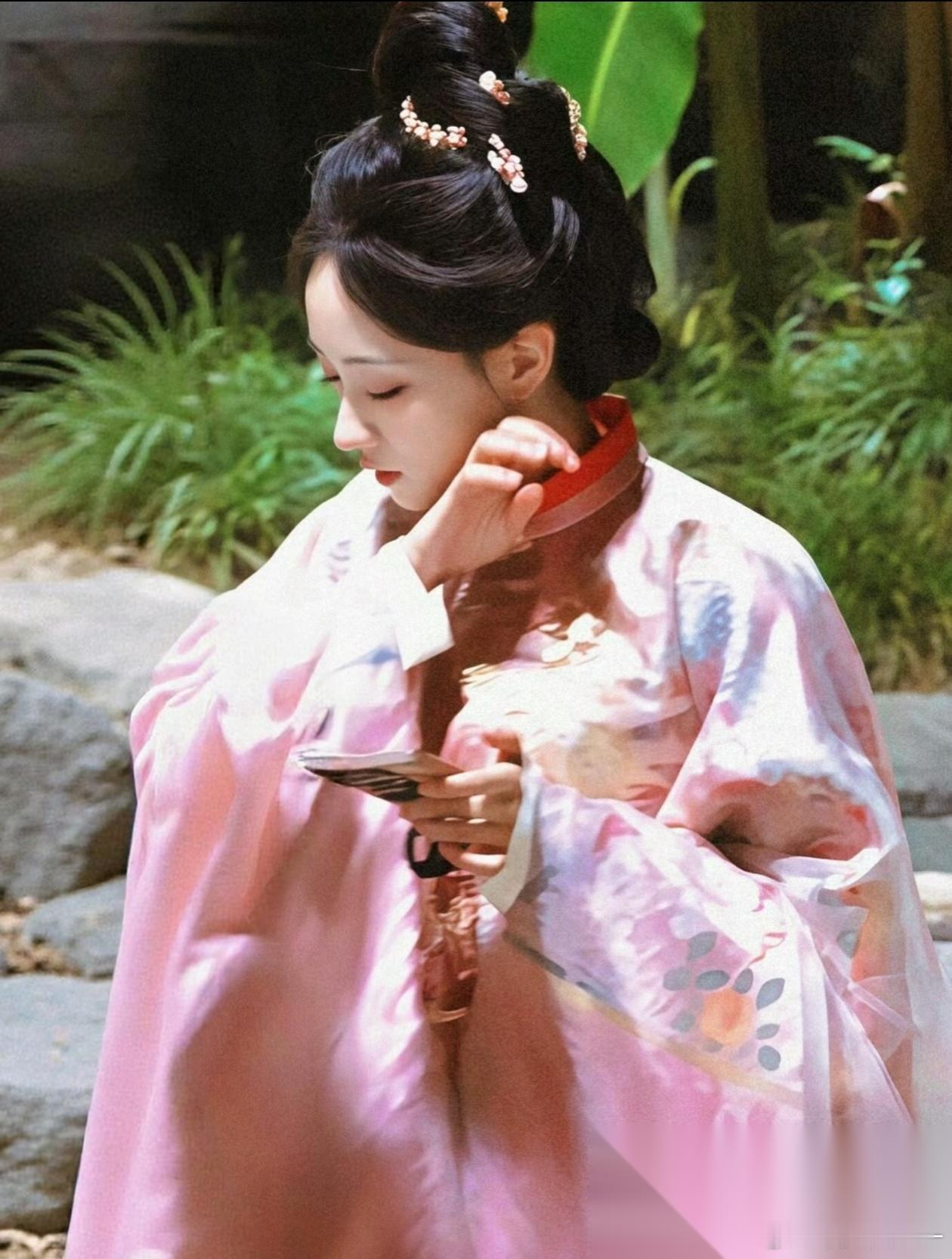 黄婷婷这波被临时换角，属实来得猝不及防！ 全套定妆照拍摄完毕，人已经在前往横店的