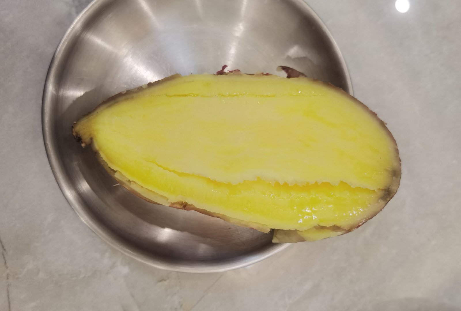 是真的好吃，我闺女平时不爱吃红薯都吃了一大块，有点像栗子的口感，但比栗子甜