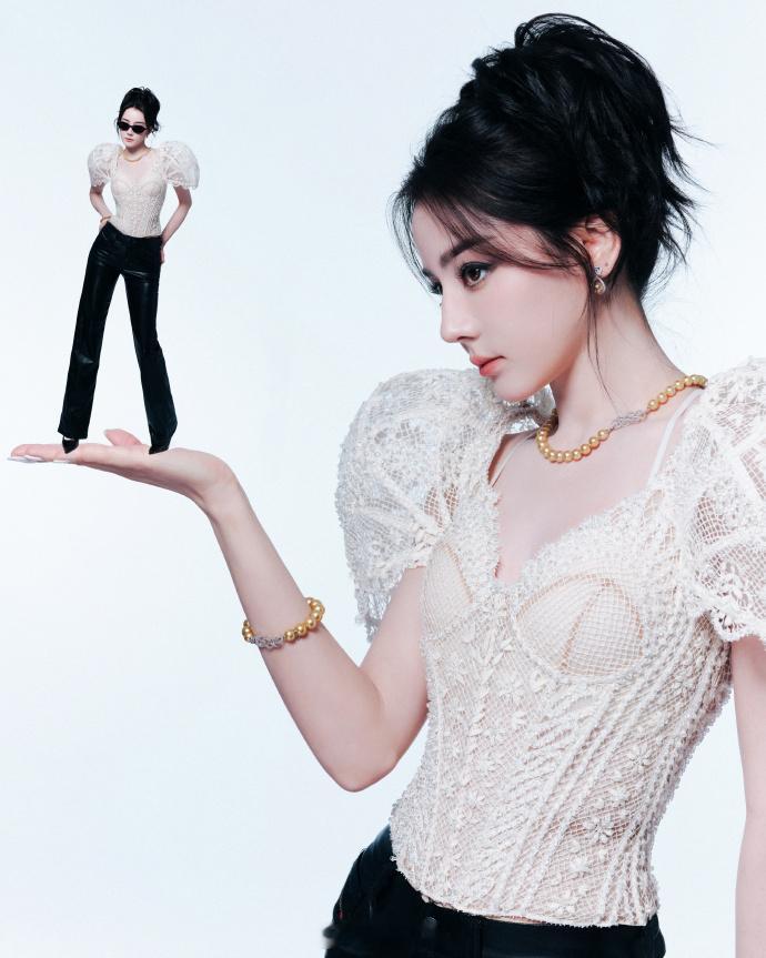 廓形蕾丝胸衣、甜酷兼具气场全开——迪丽热巴。每日明星美图分享