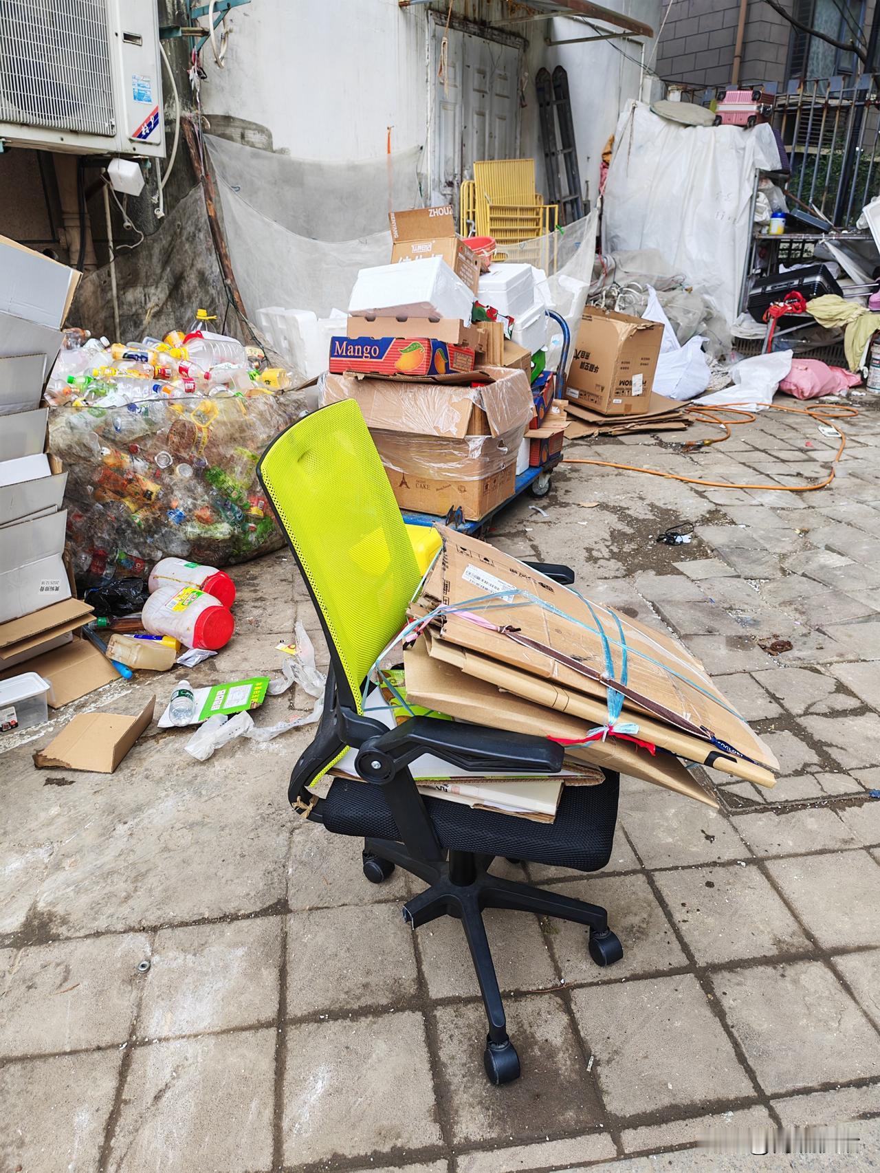 上班单位收入下降，每天焦虑，孩子还没成家，还有老人要赡养，自己身体健康下降，人到