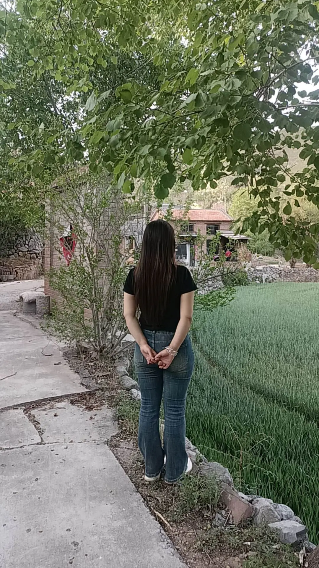 世界太假，能让我们开心的人已经不多了，要会珍惜给你快乐的人，要会放弃给...