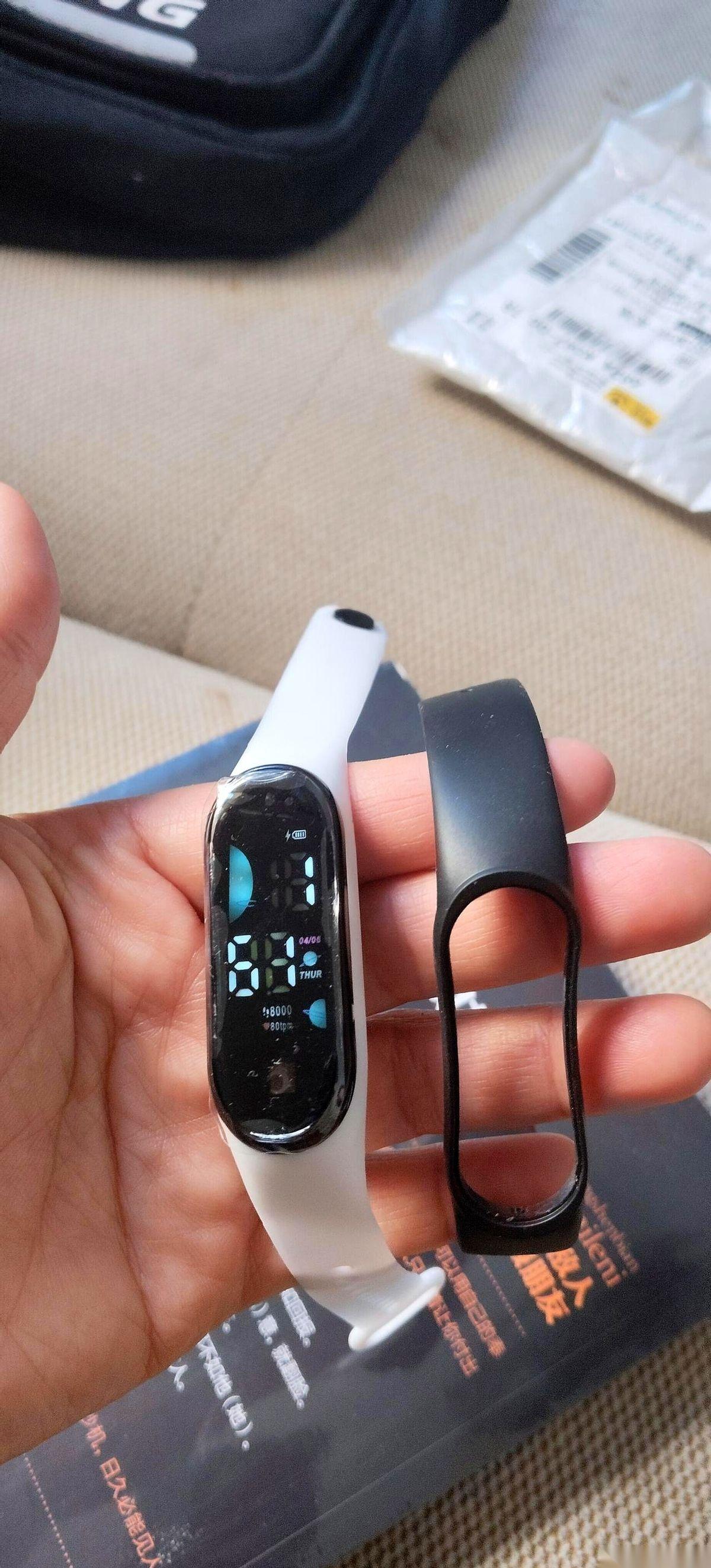 前夫哥都开始怀疑我，是不是把给孩子买的新手机，让我给黑了。
我冤啊。
手机好端端