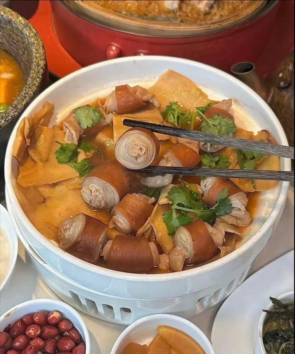 有人知道这是一道什么菜吗？还挺好吃的 