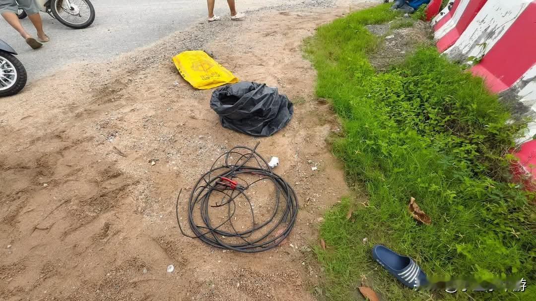 ⚡【惊险抓捕！】母子二人当街盗割电缆，遭到公路工作人员与热心民众追赶，摩托车失控