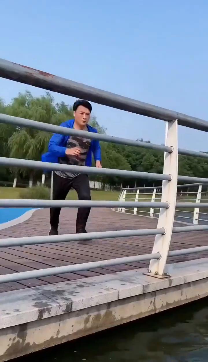 求求你们，他不会游泳，退役不骗色，伸手救人是本能。麻烦大家给我一份加油。