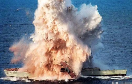 特朗普开炮了！真的是开炮！阿曼湾，一艘从中国返航伊朗的货轮，被美军驱逐舰一炮轰穿