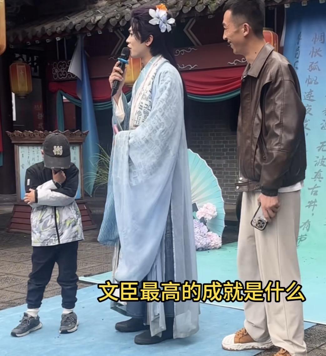 哎我去，一大早刷到这个，我真的绷不住，瞬间泪崩了！主持人问小孩哥：历史上文臣的最