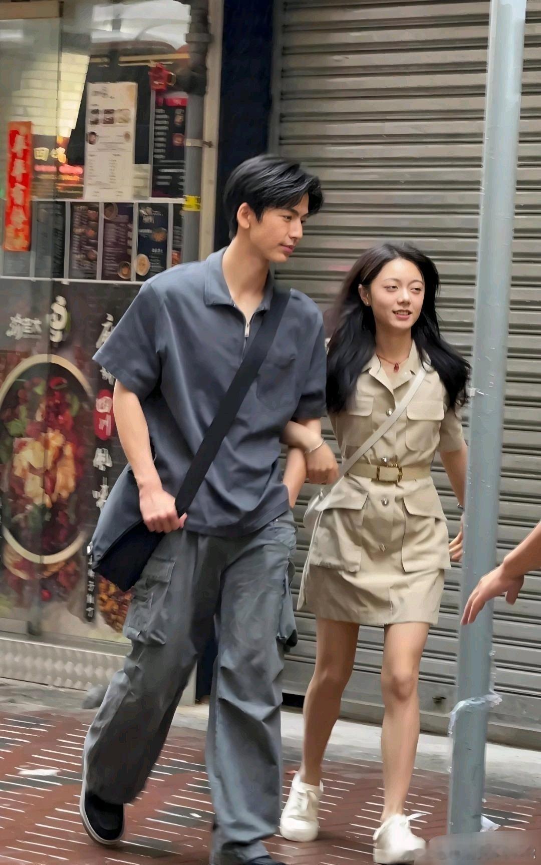 偶遇赵今麦和张凌赫在中环拍戏，无滤镜生图，二人挽手同框的cp感也太强了吧！龙麦哪