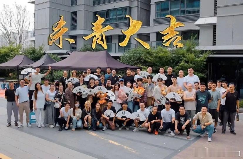 田栩宁扇子就硬帅 哈哈哈哈哈哈哈无人在意的角落这个田栩宁扇子就硬帅哈哈哈哈哈哈[