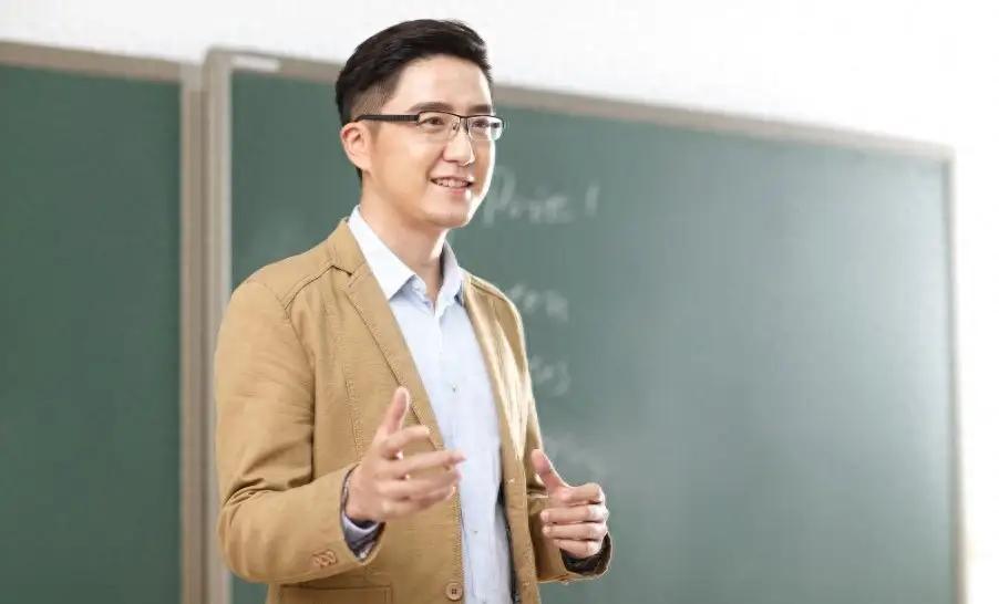 河南男子狂犬病发作去世，生前已打5针疫苗，为什么人还是走了。我是老张。深夜的急诊