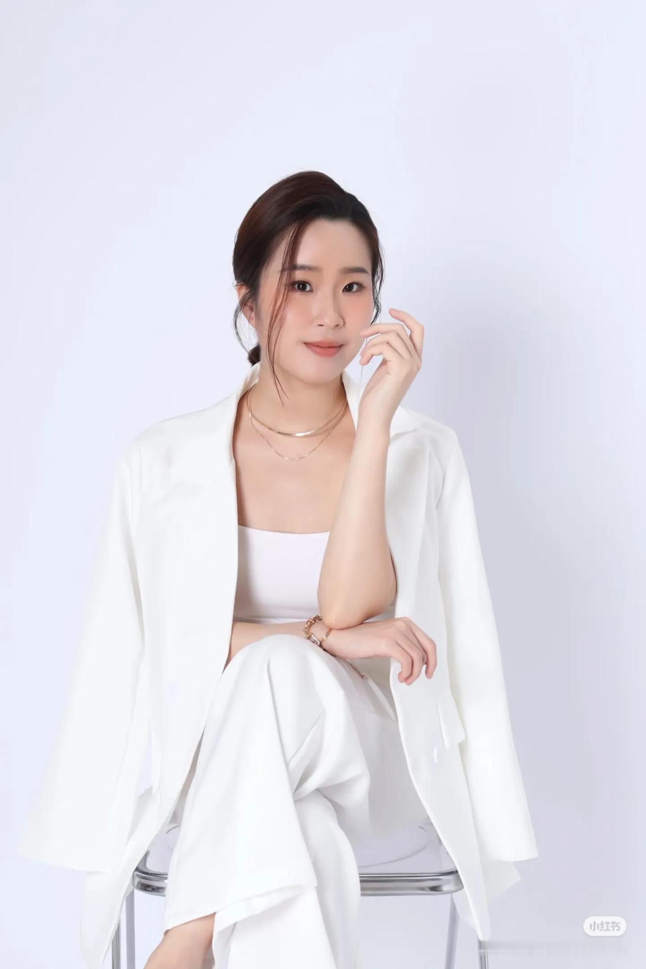 话说大马近几年就推出了许多样靓身材正，气质也相当不错的新晋博主，而小哲里珓就是其