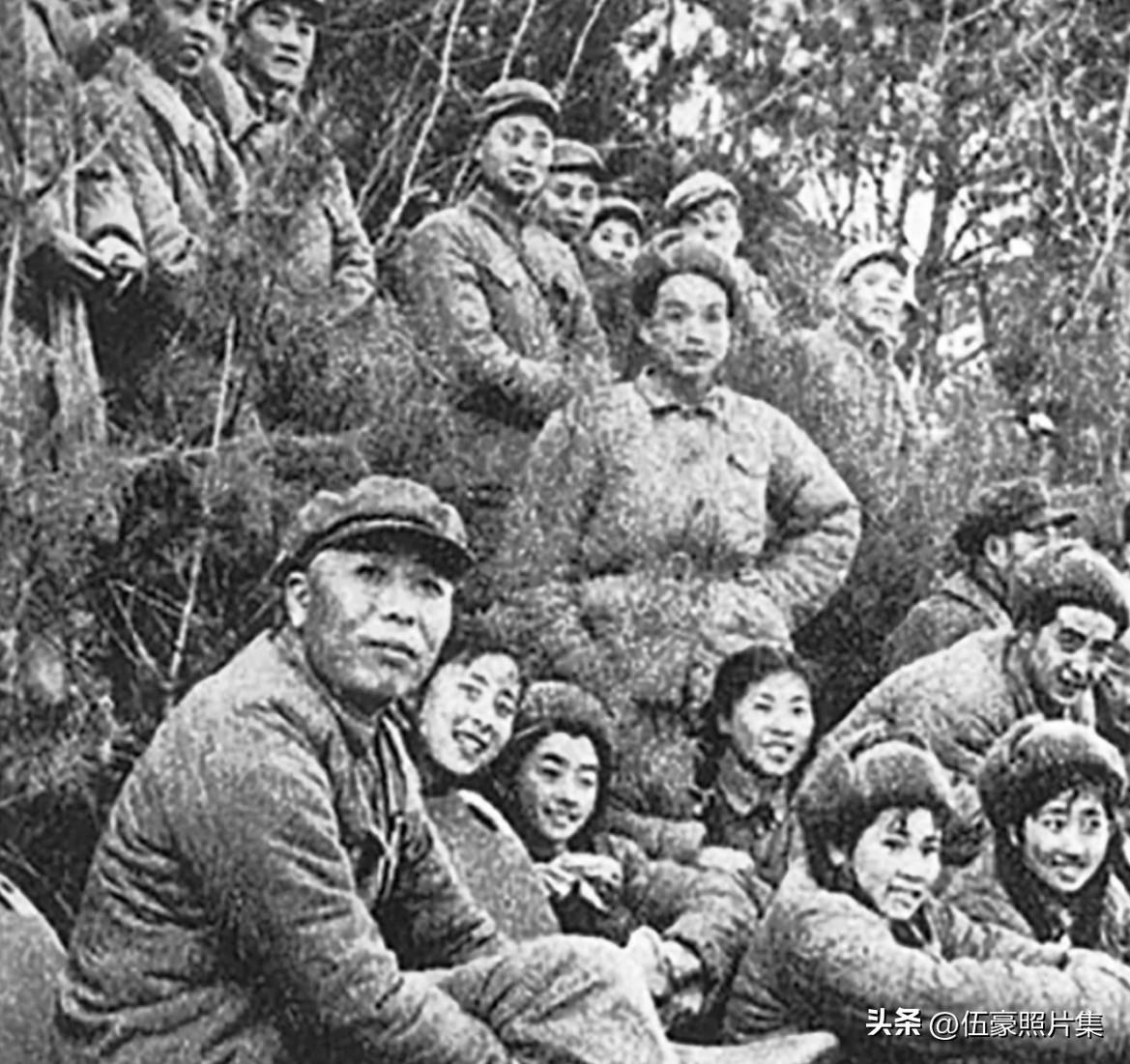 抗美援朝时期，志愿军第9兵团司令员兼政委宋时轮（前排左一）在战争间隙观看篮球比赛