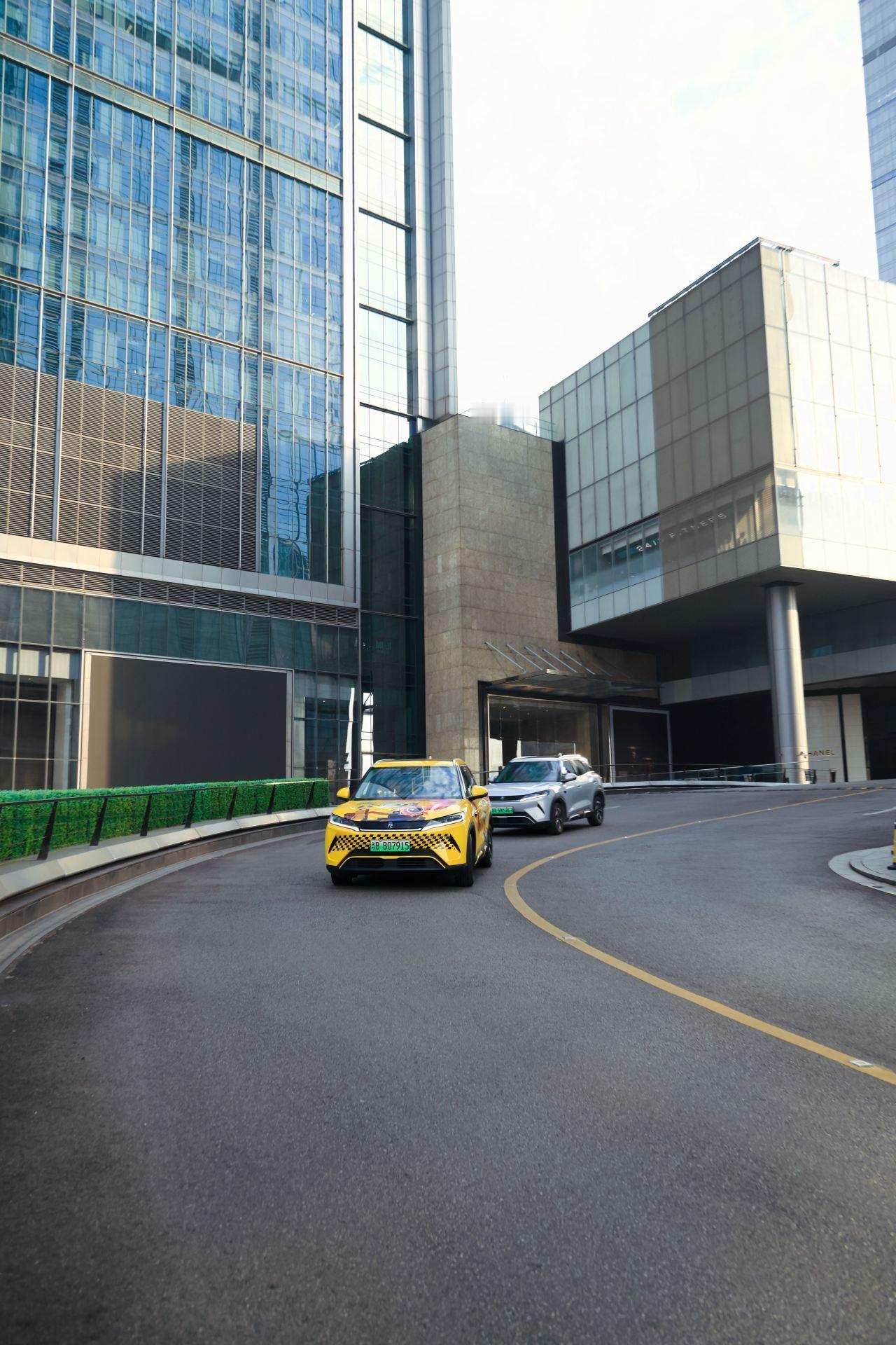 和小黄人元气车队一起去成都街上耍小黄人元气车队空降成都街头！穿梭烟火街巷，逛吃地