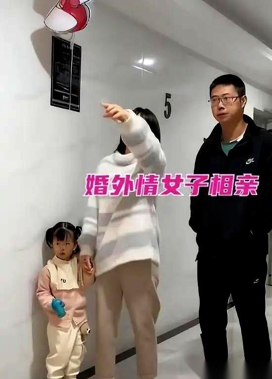 带着孩子去相亲的女人，刚在楼道里和相亲对象打了个照面，对方连半句话都没说，认出她