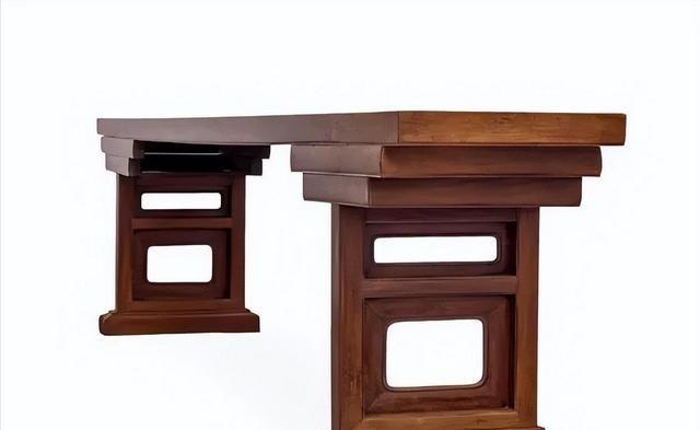 1992年，一老者路过福建一尼姑庵，突然发现一张脏污供桌，竟是黄花梨木制作而成！